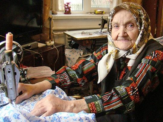 100-летняя жительница Черниговской области шьет одежду и раздает ее прихожанам в церкви