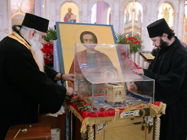 Афонские старцы привезли в одесский онкодиспансер мощи целителя Пантелеймона
