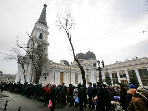 Афонские старцы привезли в одесский онкодиспансер мощи целителя Пантелеймона