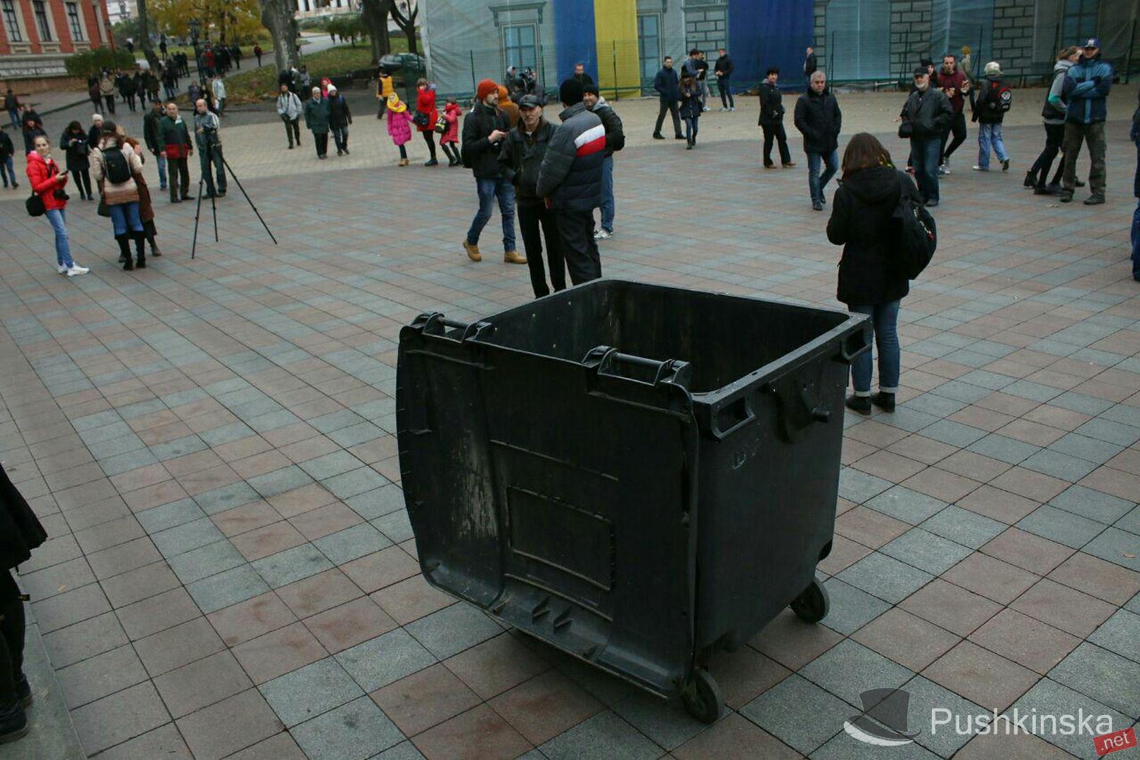 Активисты устроили фотосессию с воротами Летнего театра возле Одесского горсовета. Фото