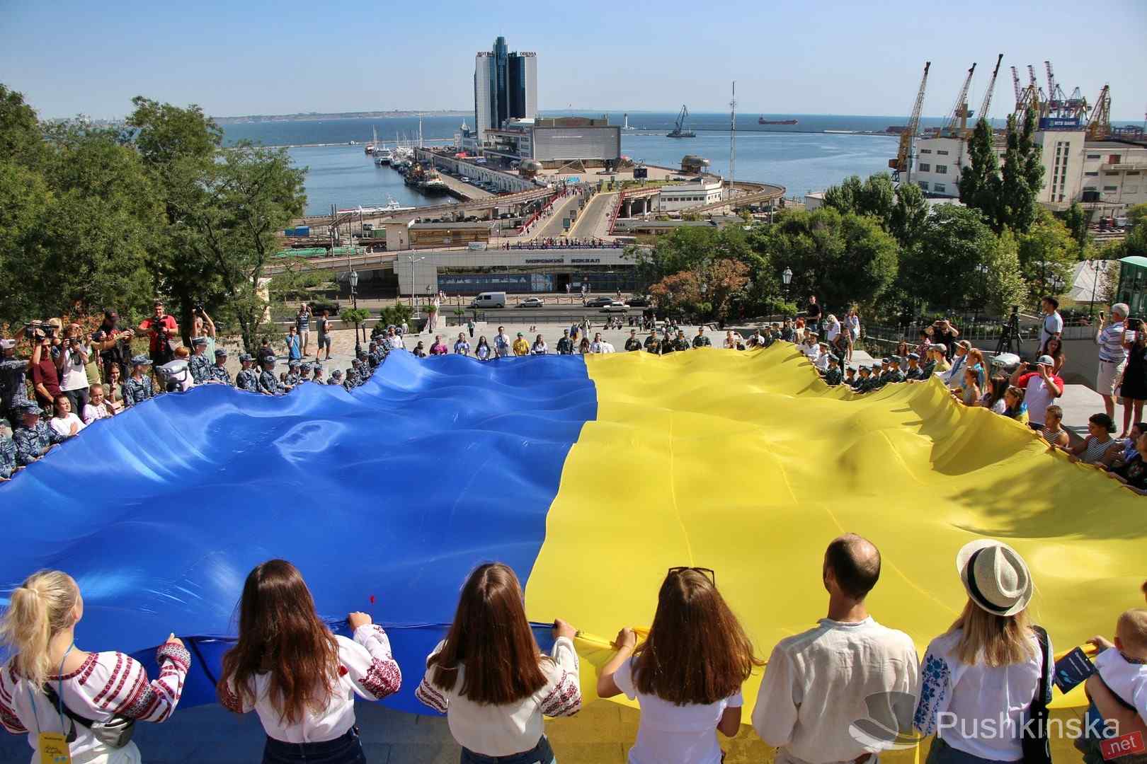 День флага Украины: на Потемкинской лестнице развернули огромное сине-желтое полотно. Фото, видео