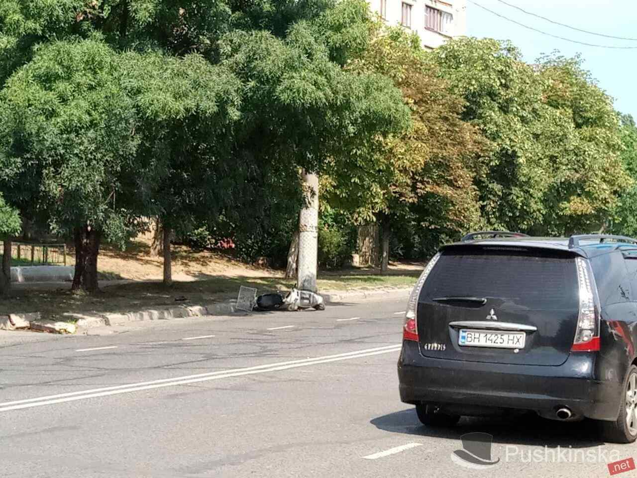 ДТП на Вильямса: столкнулись легковушка и мотороллер. Фото