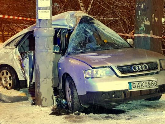 ДТП на заснеженном бульваре в Киеве: автомобиль разбит, двое людей в реанимации