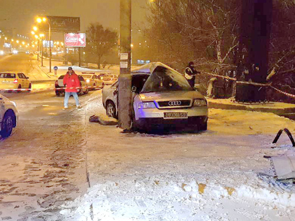 ДТП на заснеженном бульваре в Киеве: автомобиль разбит, двое людей в реанимации