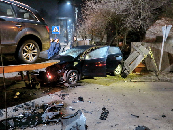 ДТП с пострадавшими в Ирпене: Audi отправил Hyundai в забор (фото)