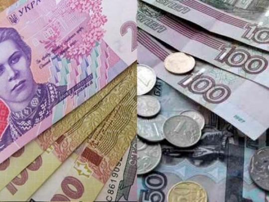 Гривня не будет автоматически следовать за стремительно падающим рублем - эксперт