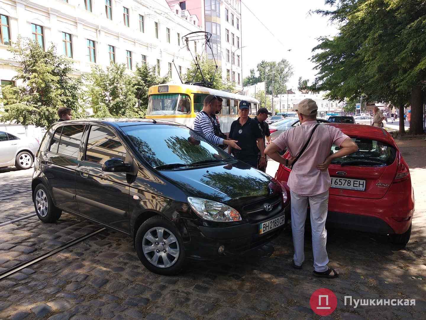 Из-за маленькой царапины на автомобиле в центре Одессы собралась большая трамвайная пробка. Фото