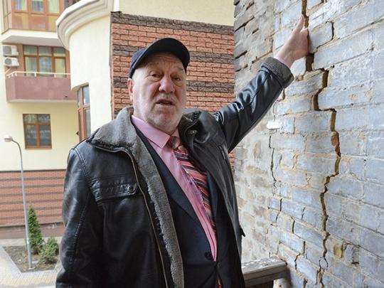 Киевлянин, у которого отравили экзотических птиц, уверен: его запугивают застройщики соседней высотки