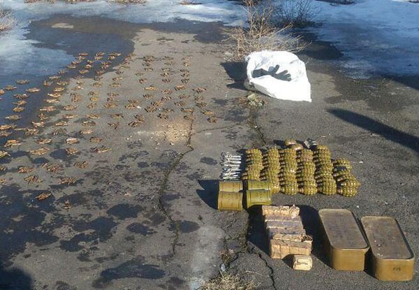 На Донбассе полицейские обнаружили в подвале крупный схрон боеприпасов