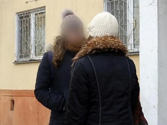 На Донетчине полицейские вернули домой несовершеннолетнюю, сбежавшую к иностранцу втрое старшее ее (видео)