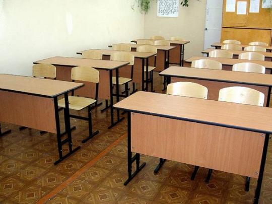На Донетчине учитель заставил детей мыть парты ацетоном, трое учеников в больнице