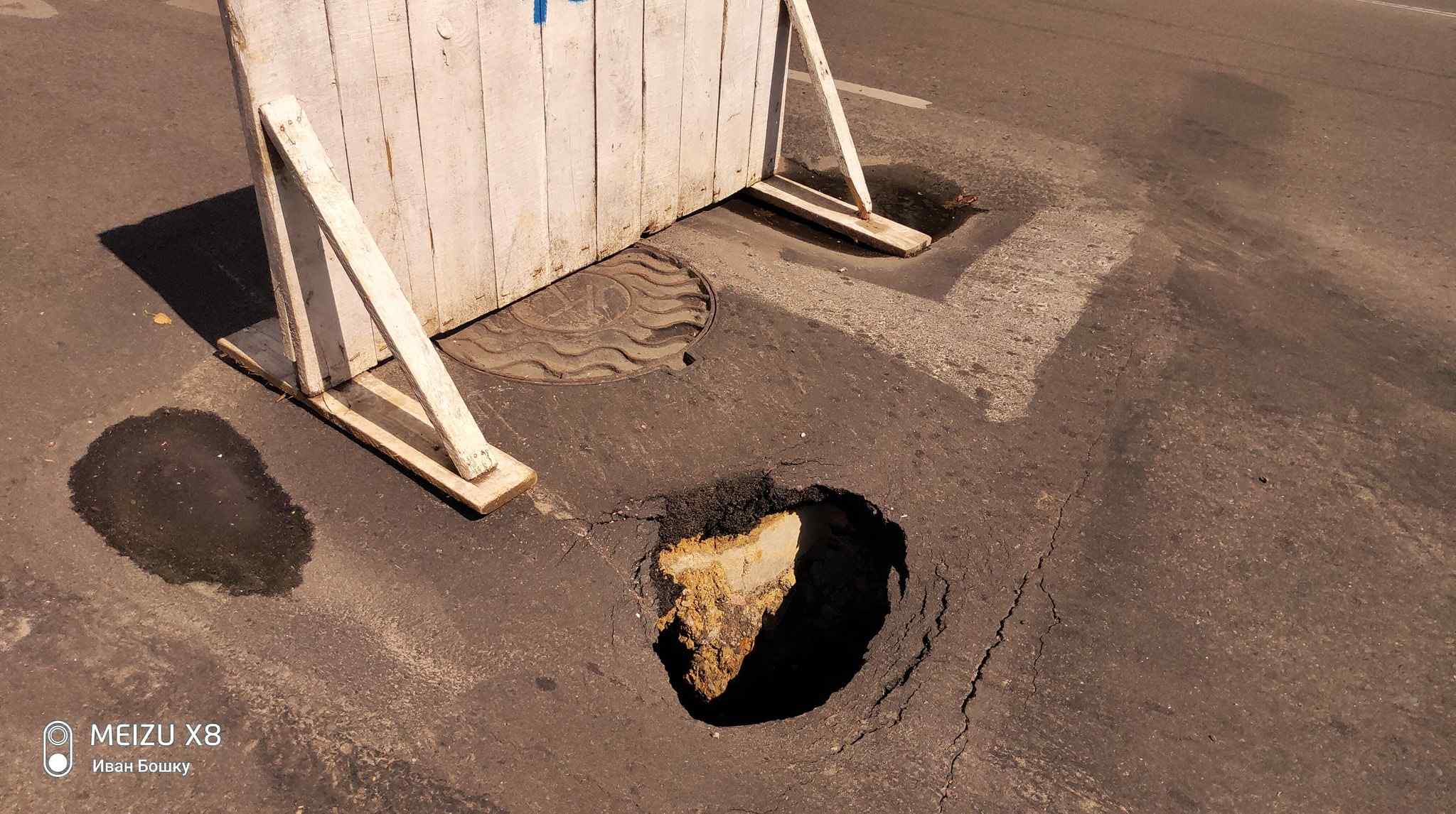 На проезжей части в центре Одессы появилась большая яма. Фото