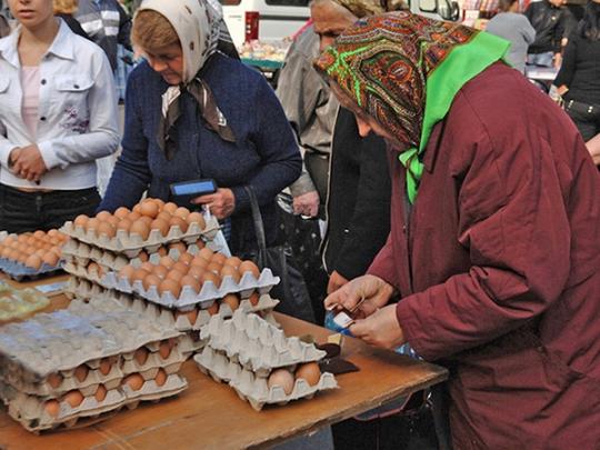 На столичных рынках подешевели яйца, сало и капуста