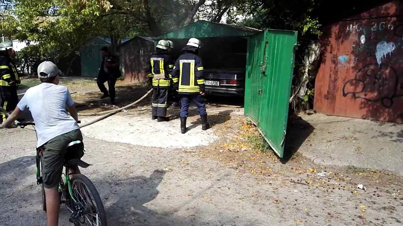 На Таирова спасатели тушили «Mercedes» в гараже. Видео