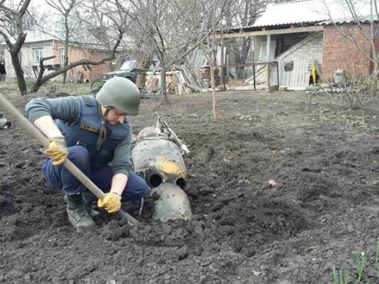 На территории арсенала в Балаклее еще наблюдаются одиночные взрывы