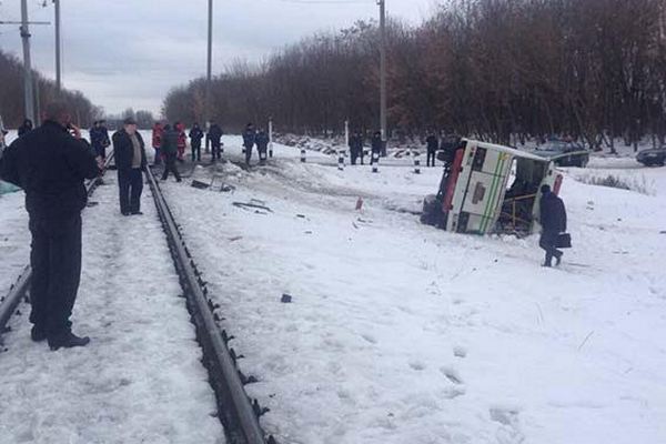 На Винничинне под поезд попал пассажирский автобус (фото)