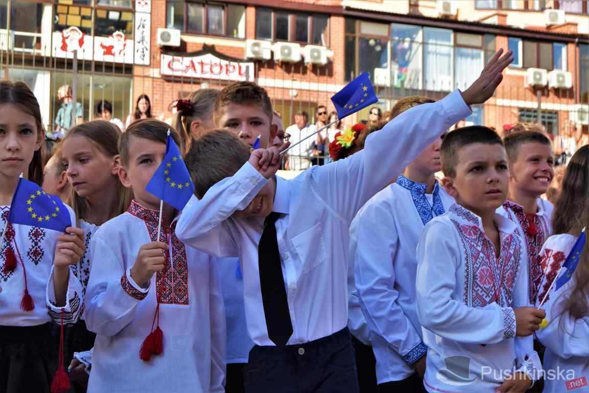 Настенные арты, спальни для первоклассников и речи политиков: на Маршала Говорова спустя 12 лет строительства открыли школу. Фото