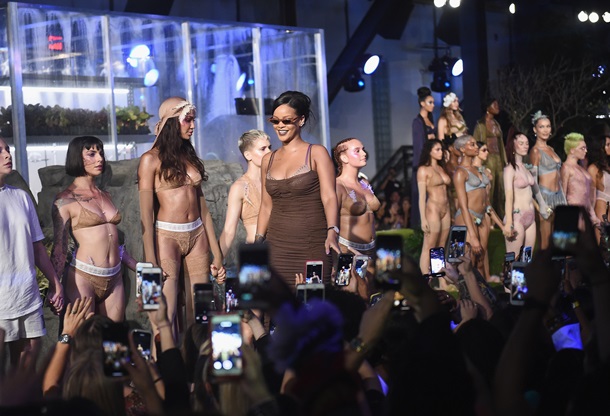 Не те фантазии. Феминизм рушит Victoria’s Secret Сюжет