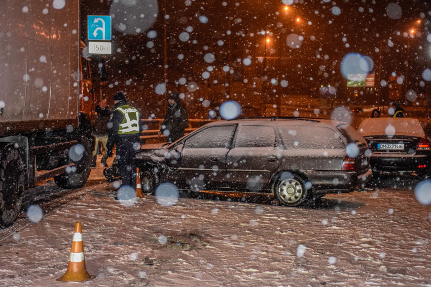 Непогода в Киеве: Lanos из Тернополя протаранил авто из Сумской и Тернопольской областей