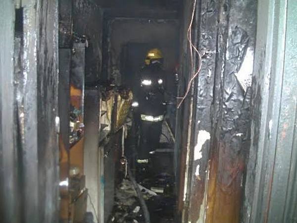 Ночью в Харькове произошел пожар в многоэтажке: погибла 70-летняя хозяйка квартиры, ее 76-летний муж в реанимации (фото, видео)