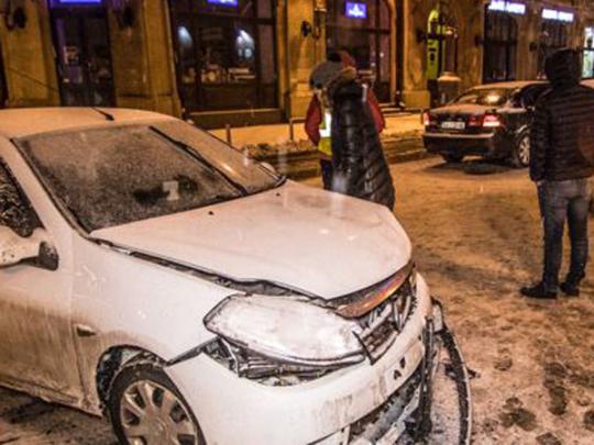 Ночью в Киеве на заснеженном Крещатике столкнулись Kia и Renault