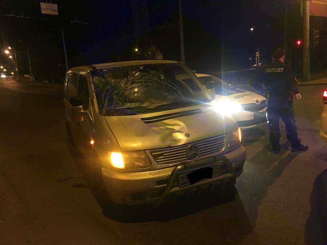 Ночью в Одессе Mercedes насмерть сбил пешехода