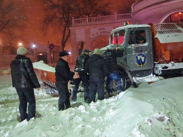 Одесский регион – в снежном плену: закрыты дороги, морские порты и аэропорт (фото)