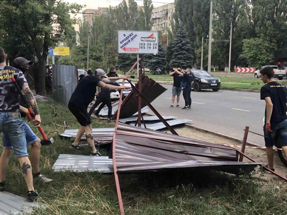 Освободили зелёную зону: одесские активисты снесли забор на проспекте Небесной сотни. Фото, видео