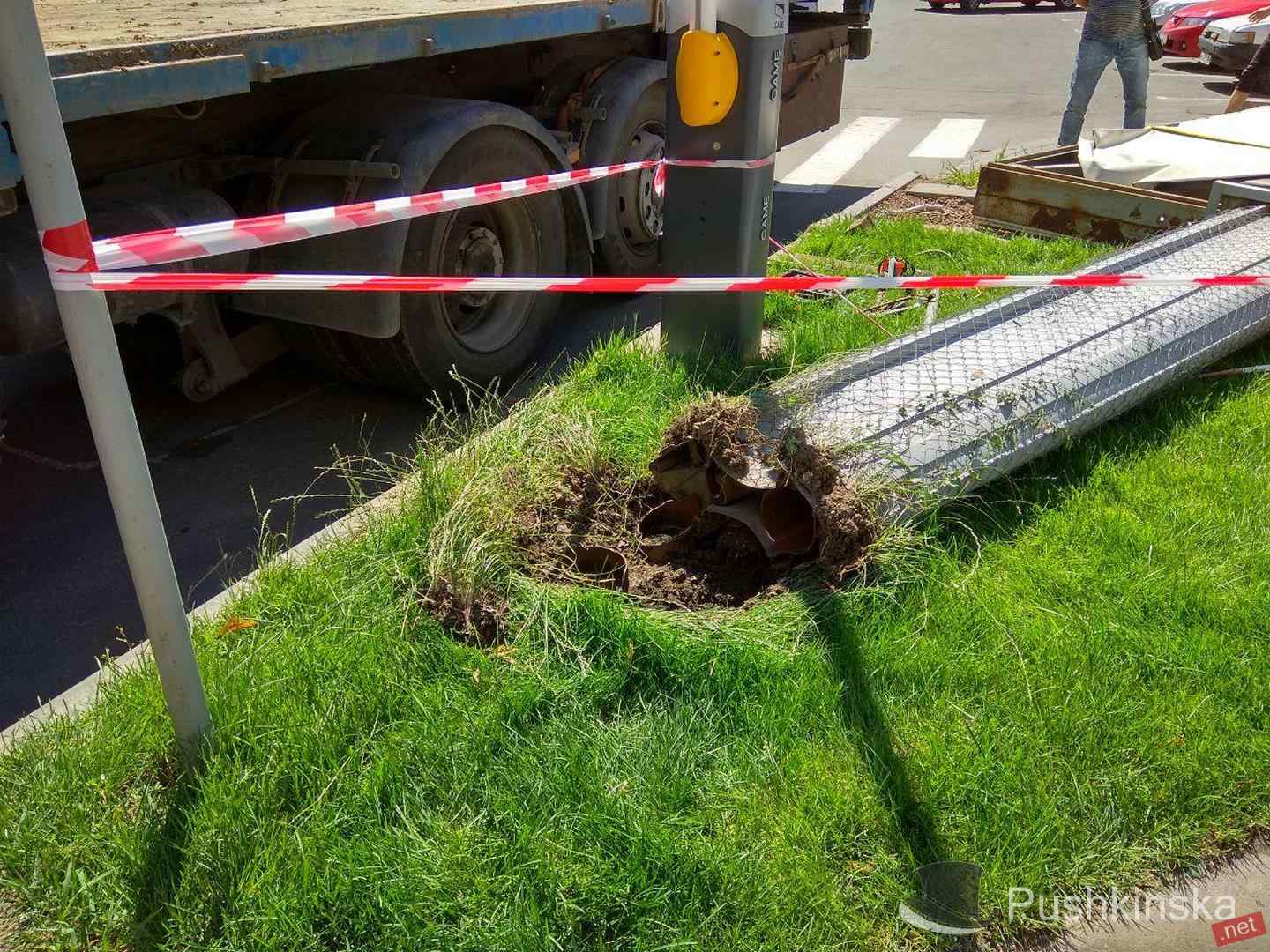 Падение билборда на автомобиль в Одессе - точно результат подпила