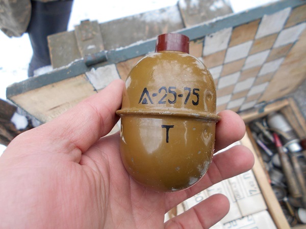 Под Донецком обнаружен тайник боевиков с оружием (фото)