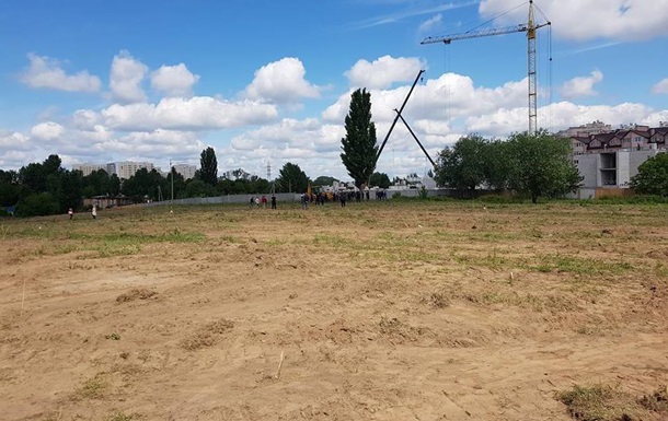 Под Киевом с помощью титушек уничтожают парк
