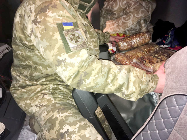 Пограничники задержали гражданина Турции с 20 кг нелегального янтаря (фото, видео)