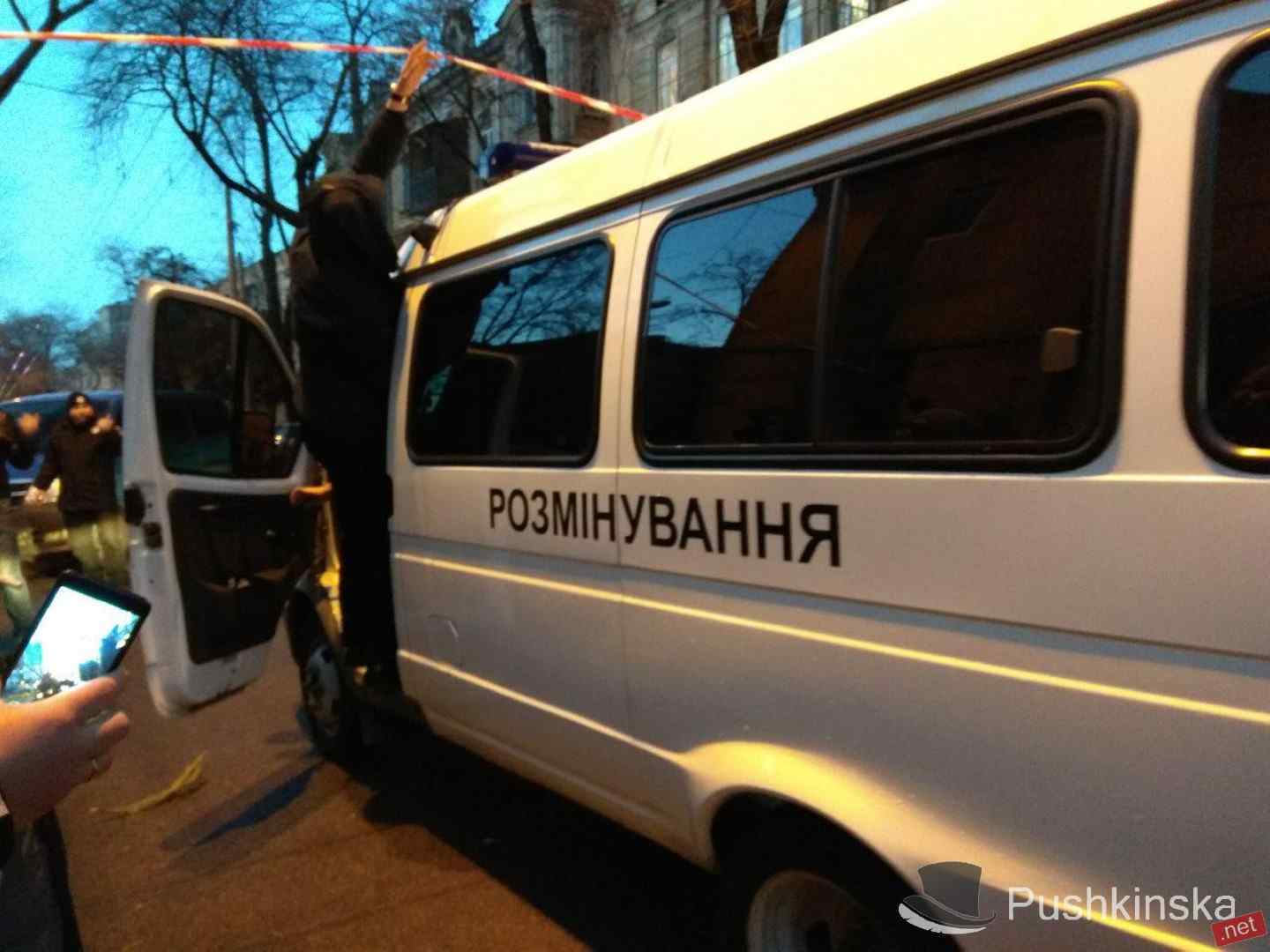 Полицейские ищут бомбу в отелях, торговых центрах и аэропорту в Одессе
