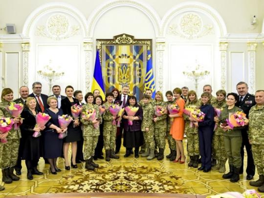 Порошенко: в рядах ВСУ проходят военную службу и работают 54 тысячи женщин