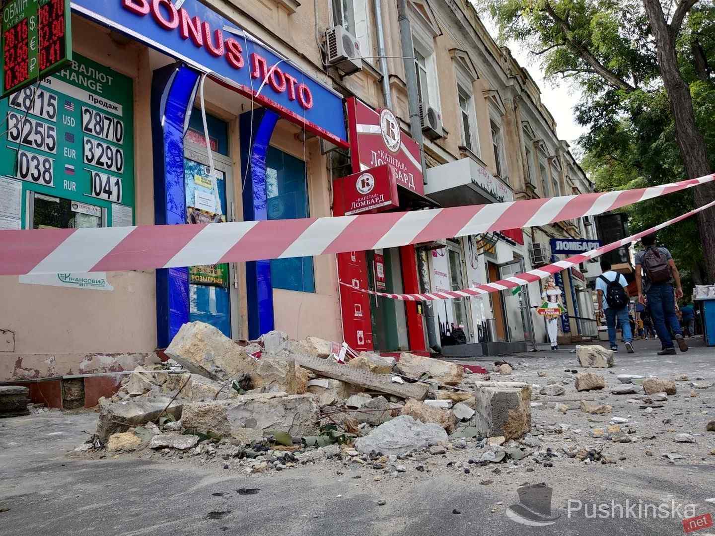 Последствия непогоды и ветхости: в центре Одессы обвалился карниз здания. Фото