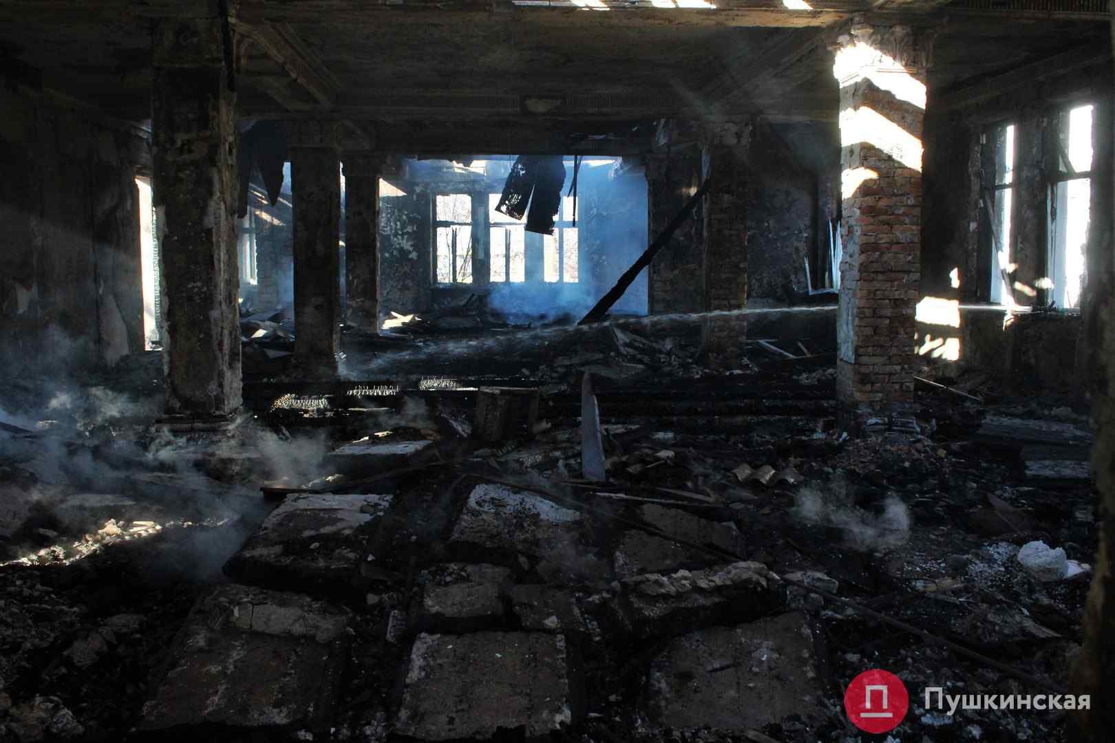 Пожар на Академической: бывший клуб моряков продолжает тлеть, огонь полностью уничтожил актовый зал. Фото
