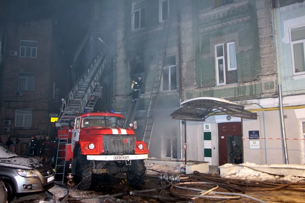 Пожар в центре Киева, сопровождавшийся взрывом, унес жизнь пожилой женщины