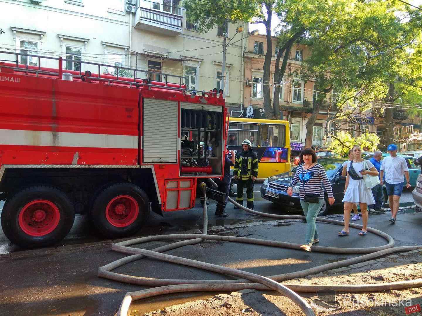 Пожар в центре Одессы: пострадали сразу несколько помещений, а спасатели перекрыли Екатерининскую. Фото, видео