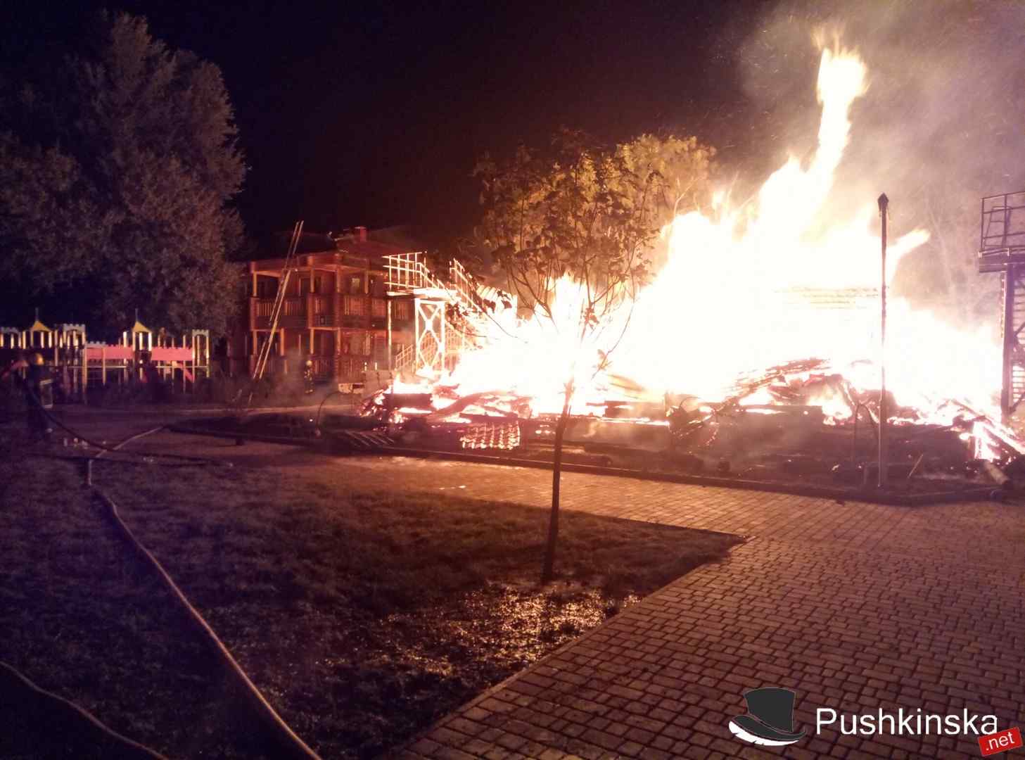 Пожар в детском лагере «Виктория»: дотла сгорел один из корпусов, пожарные спасают остальные здания