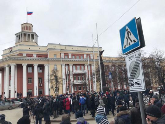 Пожар в Зимней вишне: тысячи жителей Кемерово прорвались к зданию обладминистрации