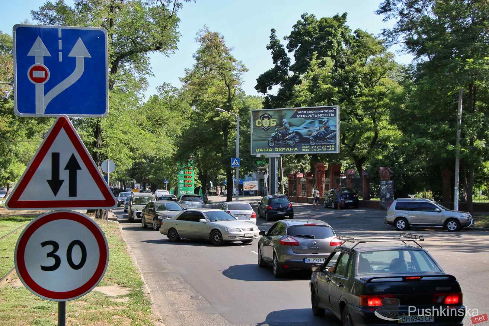 Ремонт на Сегедской: у телецентра сделали двустороннее движение, но водители продолжают ездить по тротуару и трамвайным путям. Видео