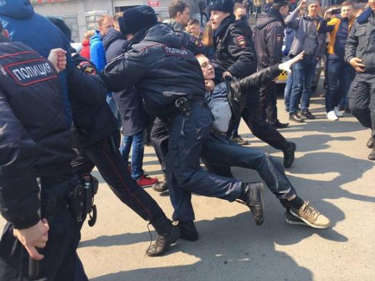 Российские силовики пакуют в автозаки участников митинга против коррупции в Кремле (фото)