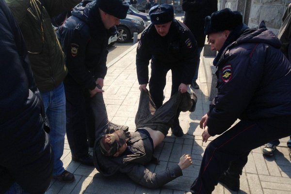 Российские силовики пакуют в автозаки участников митинга против коррупции в Кремле (фото)