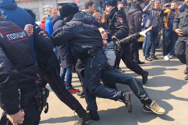Российские силовики пакуют в автозаки участников митинга против коррупции в Кремле (фото)