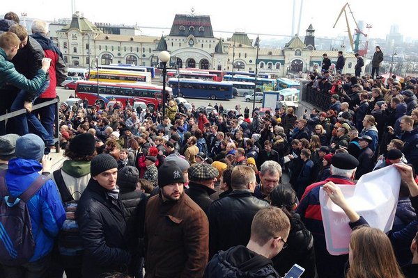 Российские силовики пакуют в автозаки участников митинга против коррупции в Кремле (фото)