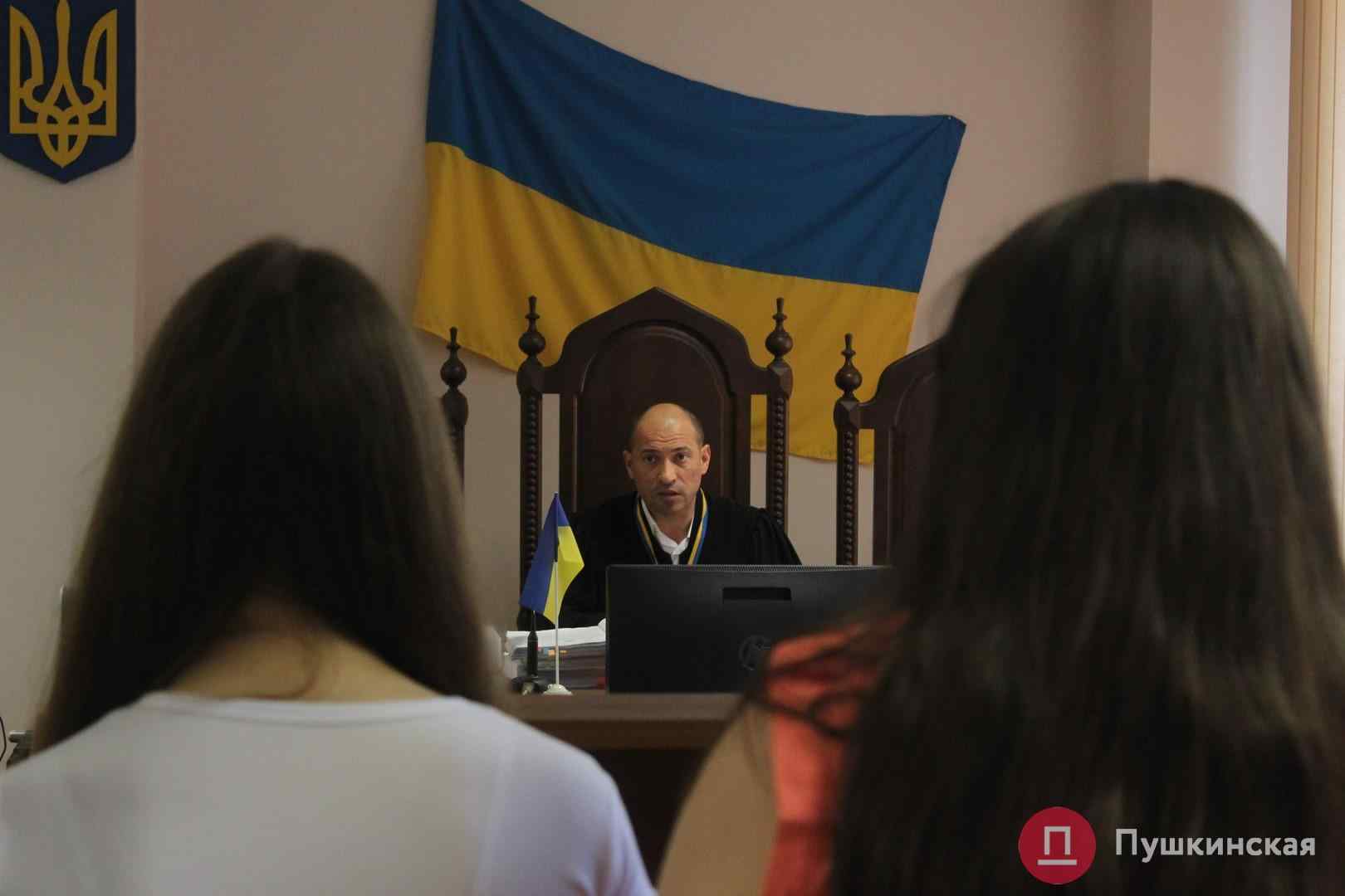 Слезы и недоверие: после четырехнедельного перерыва директора лагеря «Виктория» продолжили судить