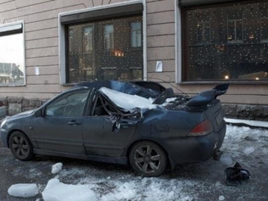 Спасатели предупреждают: у стен зданий лучше не ходить и не парковаться
