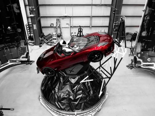 Стало известно, когда Tesla Илона Маска может вернуться на Землю из космоса