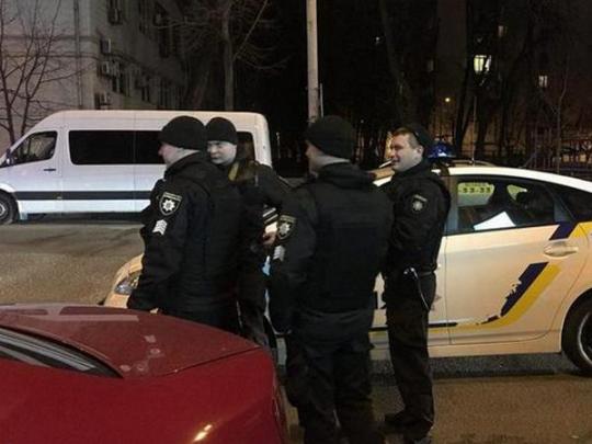 Стрельба в Киеве: медики забрали пострадавшего, полиция — стрелка (фото, видео)