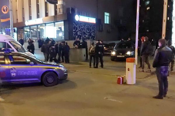 Стрельба в Киеве: медики забрали пострадавшего, полиция — стрелка (фото, видео)